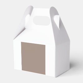 Een bruine muur met een bedankdoosjes