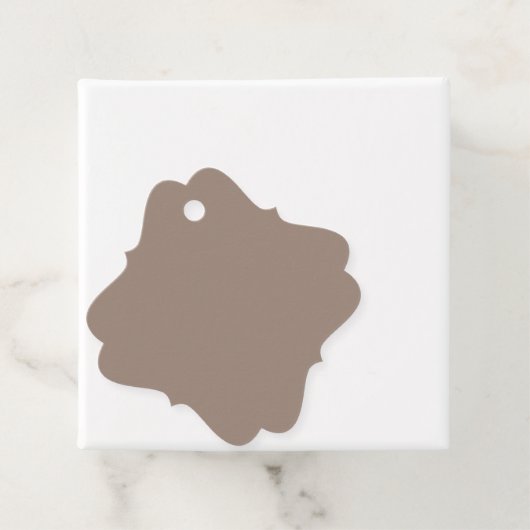 Een bruine muur met een bedankjes labels (In situ)