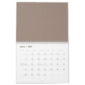 Een bruine muur met een kalender (Mar 2027)