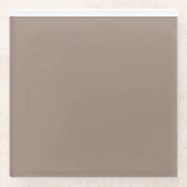 Een bruine muur met een klok erop glazen onderzetter (Voorkant)