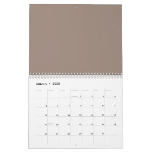 Een bruine muur met een klok erop kalender