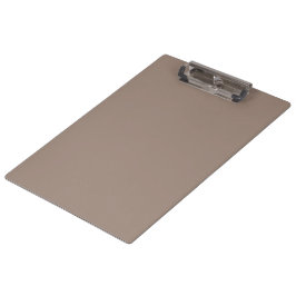 Een bruine muur met een klok erop klembord