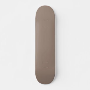 Een bruine muur met een klok erop persoonlijk skateboard