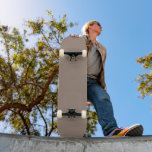 Een bruine muur met een klok erop persoonlijk skateboard<br><div class="desc">Het afbeelding is een close-up van een beige wand,  die een deel van een gebouw lijkt te zijn. De muur is glad en heeft een uniforme textuur,  waardoor het een eenvoudige en eenvoudige uitstraling heeft.</div>
