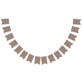 Een bruine muur met een klok erop vlaggetjes