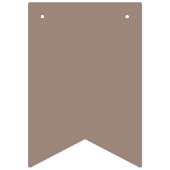 Een bruine muur met een klok erop vlaggetjes (Derde vlag)