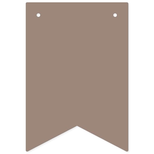 Een bruine muur met een klok erop vlaggetjes (Derde vlag)