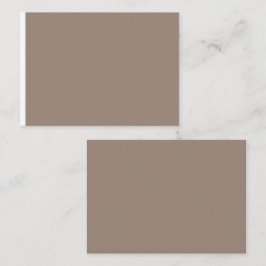 Een bruine muur met een plaatskaartje