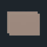 Een bruine muur met een save the date<br><div class="desc">Het ontwerp is een close-up van een beige muur,  die een deel van een gebouw lijkt te zijn. De muur is glad en heeft een uniforme textuur,  waardoor het een duidelijke en eenvoudige uitstraling heeft.</div>