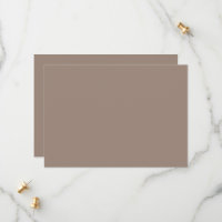 Een bruine muur met een