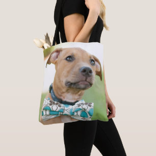 Een bruine puppy draagt een kleurrijk Stropdas Tote Bag