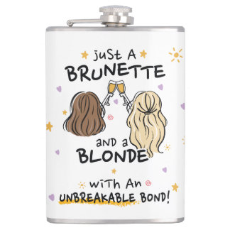 Een brunette en een blonde fles heupfles