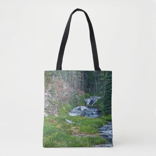 Een Buck Rast bij een Cascading River Tote Bag (Voorkant)