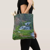 Een Buck Rast bij een Cascading River Tote Bag (Dichtbij)