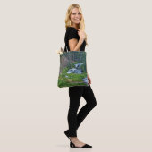 Een Buck Rast bij een Cascading River Tote Bag (Op model)