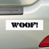 Een Bumpersticker die zegt "woof!" (Op auto)