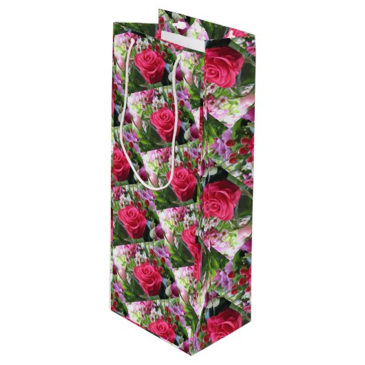 Een bundel bloemen, met inbegrip van rode rozen wijn cadeautas (Voorkant Gekanteld)
