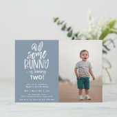 Een Bunny Birthday Party fotouitnodiging Kaart (Staand voorkant)