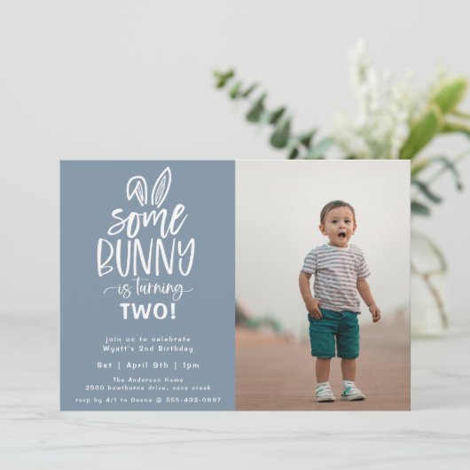 Een Bunny Birthday Party fotouitnodiging Kaart (Staand voorkant)