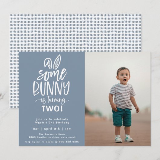 Een Bunny Birthday Party fotouitnodiging Kaart (Voorkant / Achterkant)