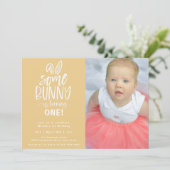 Een Bunny Birthday Party fotouitnodiging Kaart (Staand voorkant)