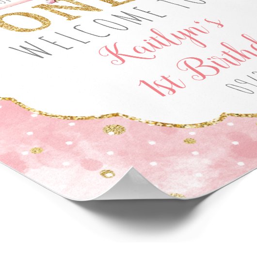 Een Bunny draait een 1e verjaardag Welkom Poster (Hoek)