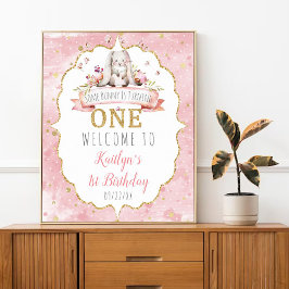 Een Bunny draait een 1e verjaardag Welkom Poster