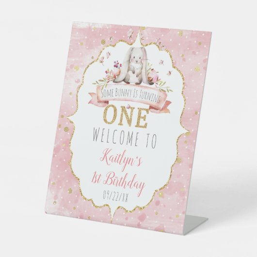 Een Bunny draait een 1e verjaardag Welkom Reclamebord Met Voetstuk (Voorkant)