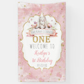 Een Bunny draait een 1e verjaardag Welkom Spandoek (Verticaal)