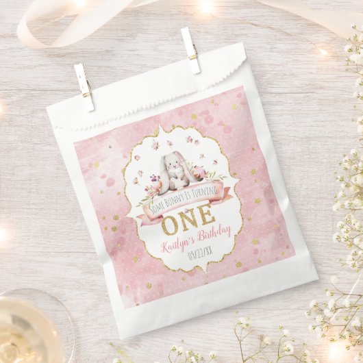 Een Bunny draait een eerste verjaardag Bedankzakje (Geknipt)