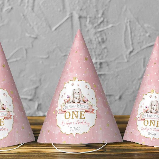Een Bunny draait een eerste verjaardag Feesthoedjes