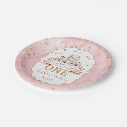 Een Bunny draait een eerste verjaardag Papieren Bordje (Gekanteld)