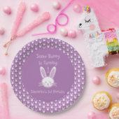 Een Bunny draait om een 'Birthday Paper'-Bord Papieren Bordje (Feest)