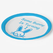 Een Bunny draait om een dag Papieren Bordje (Gekanteld)