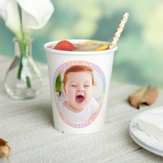 Een Bunny draait om een regenboogfoto Papieren Bekers (Insitu)