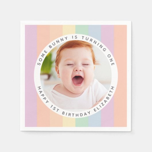 Een Bunny draait om een regenboogfoto Servet (Voorkant)