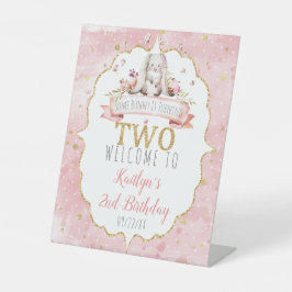 Een Bunny draait twee 2e verjaardag Reclamebord Met Voetstuk