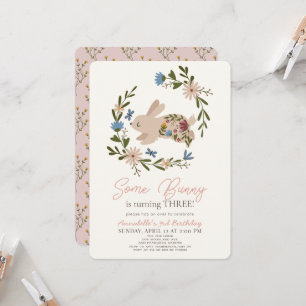 Een Bunny Floral Wreath Birthday Invitation Kaart
