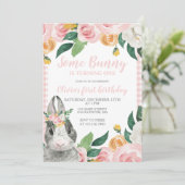 Een Bunny is een Floral First Birthday Uitnodiging (Staand voorkant)