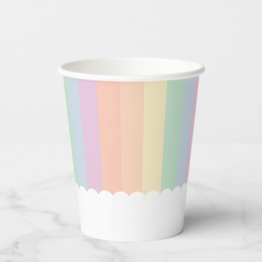 Een Bunny is onderweg naar het meisje Baby shower Papieren Bekers (Achterkant)