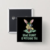 Een Bunny kijkt naar je paasbunny Button (Voorkant /achterkant)