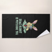 Een Bunny kijkt naar je paashaas. Badhanddoek (Badhanddoek)