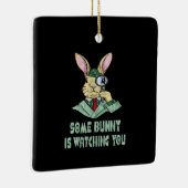 Een Bunny kijkt naar je paashaas. Keramisch Ornament (Rechts)