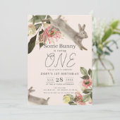 Een Bunny Pink Floral Girl 1ste verjaardag Kaart (Staand voorkant)