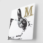 Een Bunny Rabbit en een Monogram Vierkante Klok (Hoek)
