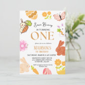 Een Bunny verandert een Bunny 1st Birthday party Kaart (Staand voorkant)