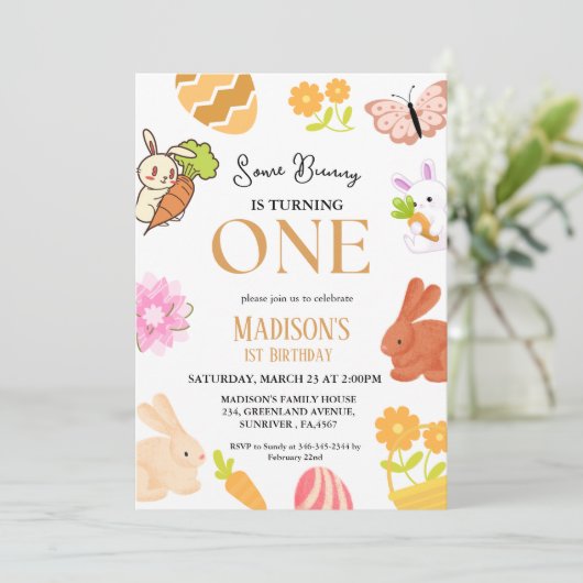 Een Bunny verandert een Bunny 1st Birthday party Kaart (Staand voorkant)