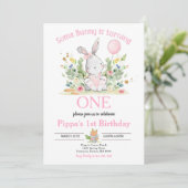 Een Bunny verandert een Bunny 1st Birthday party Kaart (Staand voorkant)