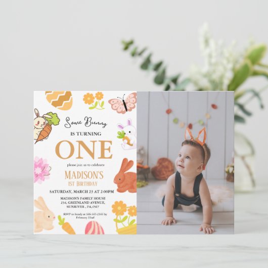 Een Bunny verandert een Bunny 1st Birthday party Kaart (Staand voorkant)