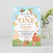 Een Bunny verandert een Bunny 1st Birthday party Kaart (Staand voorkant)